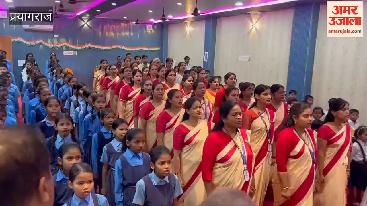 Teachers and students sang 'Vande Mataram' collectively.