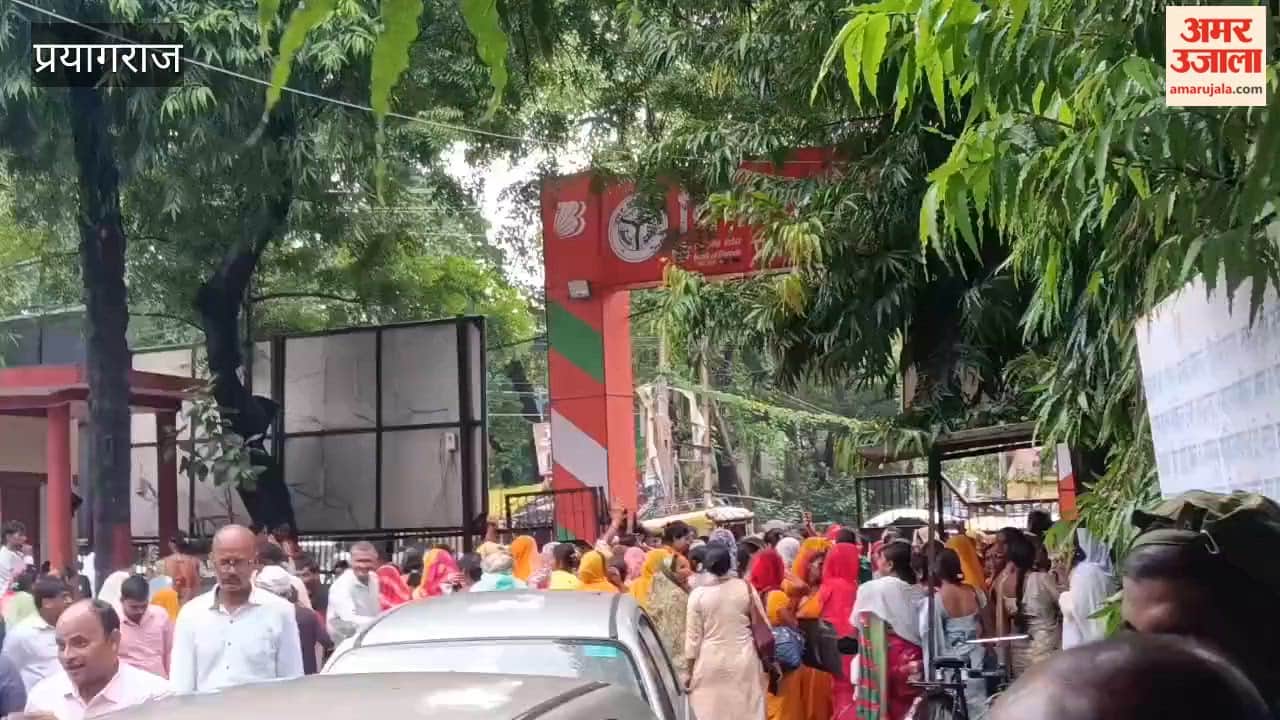 'BC Sakhis' staged a protest at Vikas Bhawan demanding an increase in their honorarium.