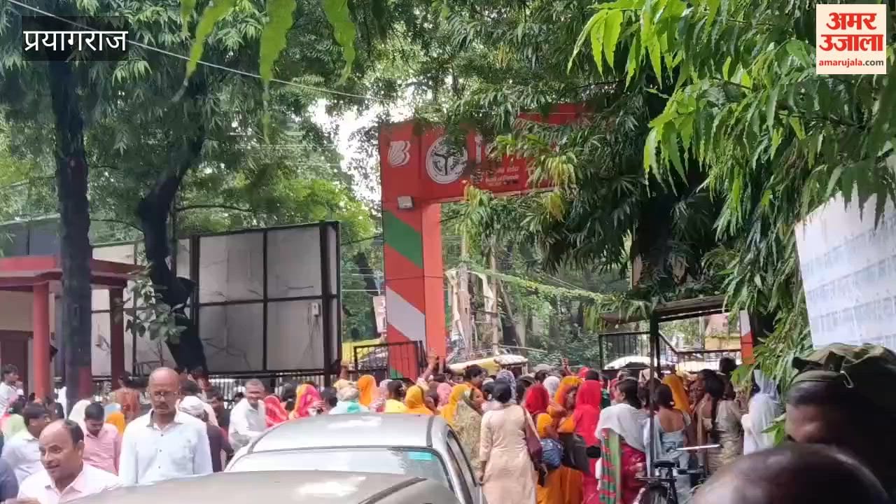 'BC Sakhis' staged a protest at Vikas Bhawan demanding an increase in their honorarium.