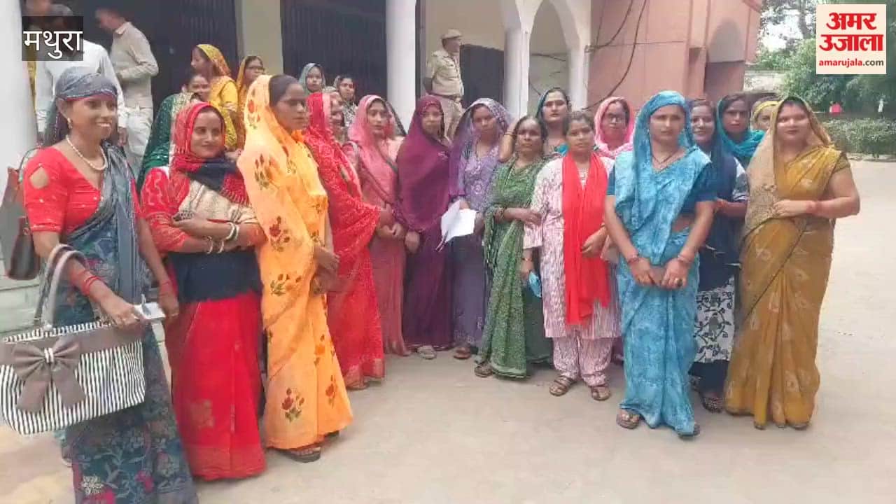 Samuh Sakhis submitted memorandum to District Magistrate demanding an increase in honorarium