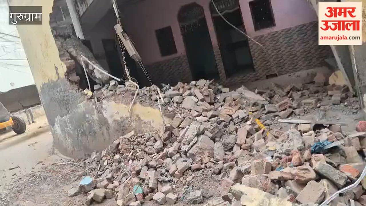 Police action against criminals bulldozer runs on criminal illegal house