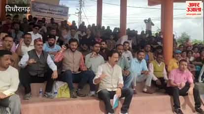 Ministerial staff raise their voices demanding promotions and the restoration of the old pension scheme; stage a sit-in protest.