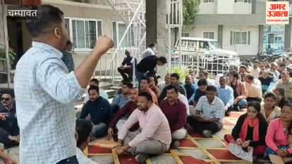 The district's ministerial staff staged a protest at the Vikas Bhawan complex.