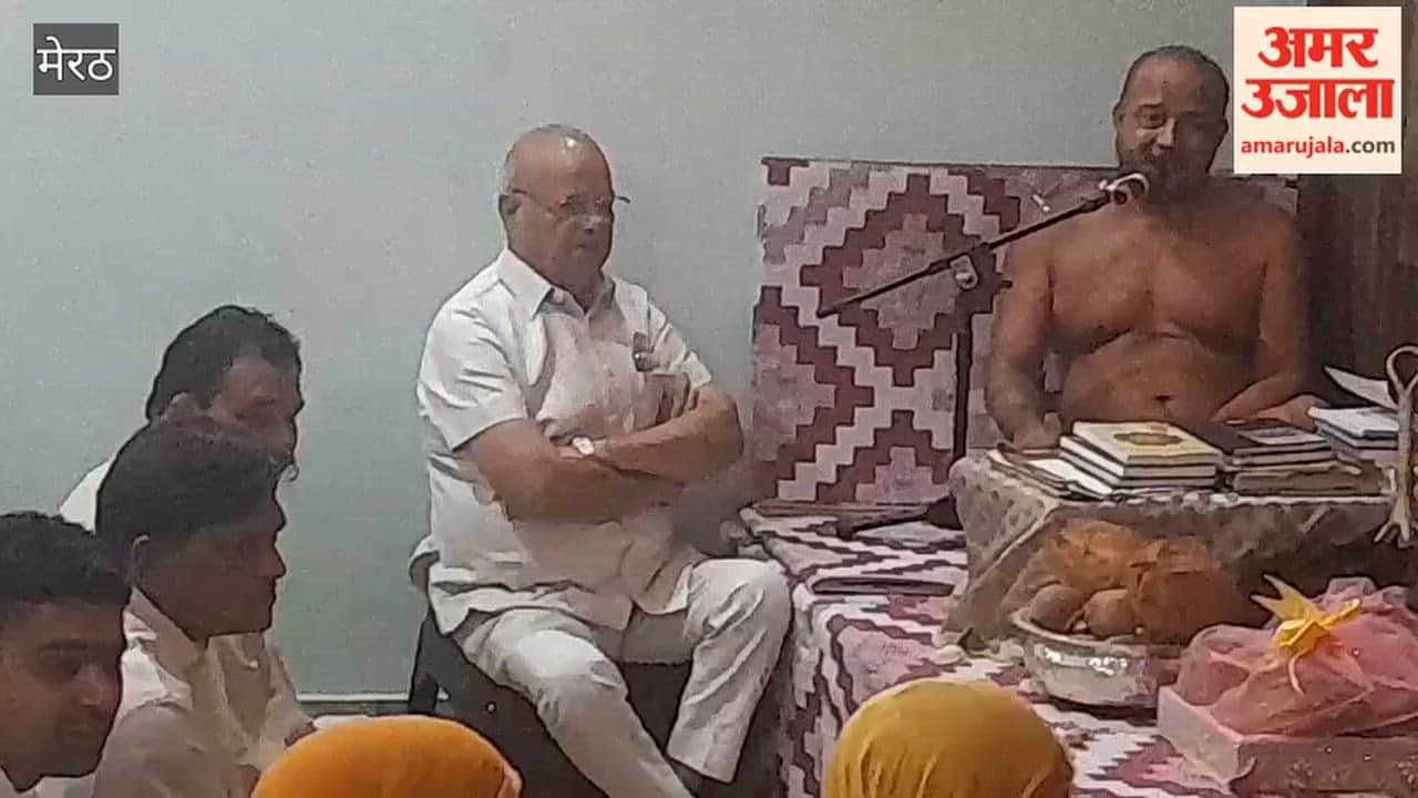 Meerut: Acharya Saurabh Sagar Maharaj interacted with children at a religious camp.