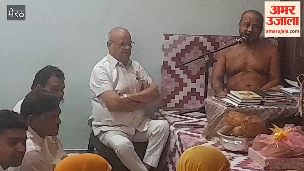 Meerut: Acharya Saurabh Sagar Maharaj interacted with children at a religious camp.