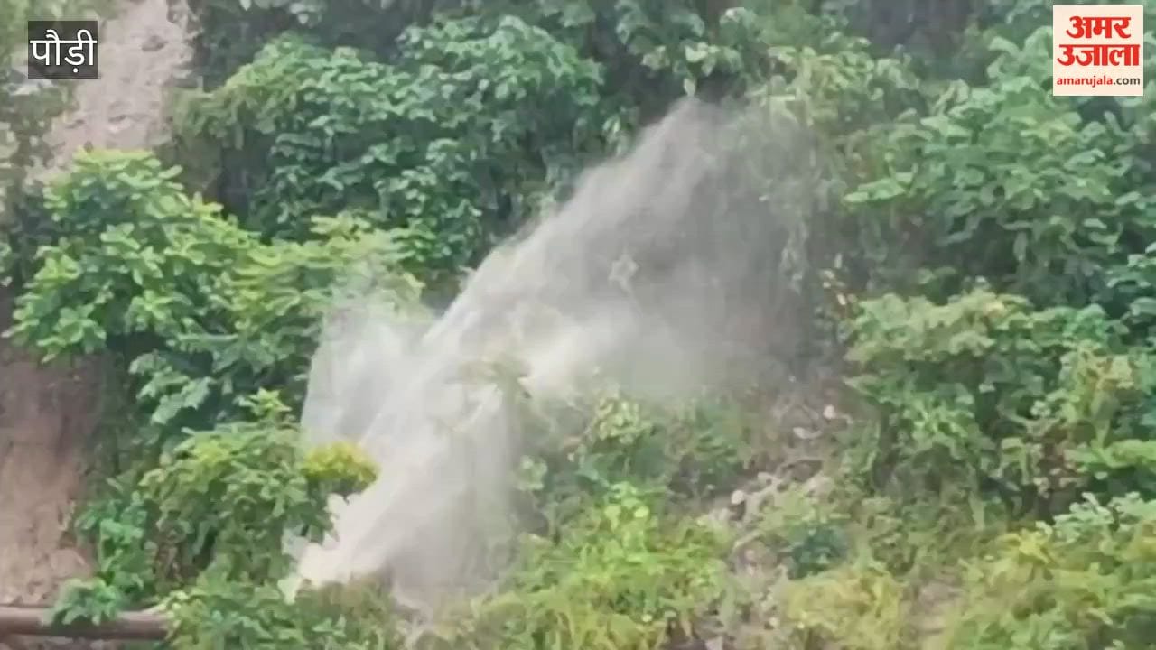 Srinagar: City's main pipeline bursts; fears of deepening drinking water crisis.