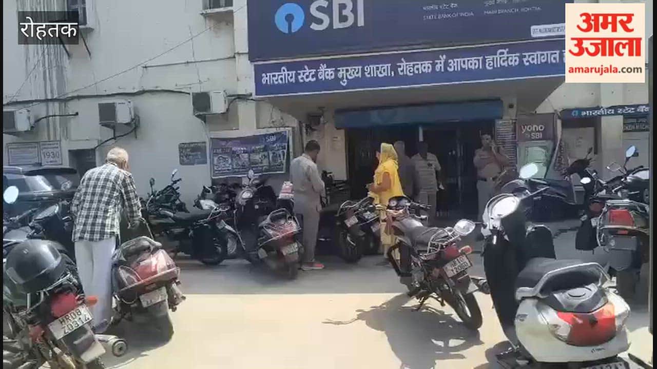 Banks in Rohtak closed for three days; crowds thronged today to wrap up urgent work.