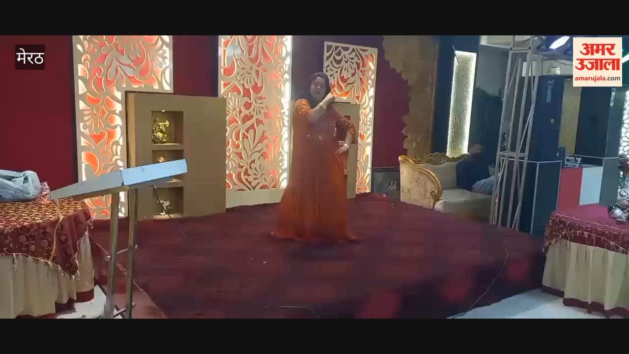 Meerut: Dandiya festival organized; women danced to film songs.