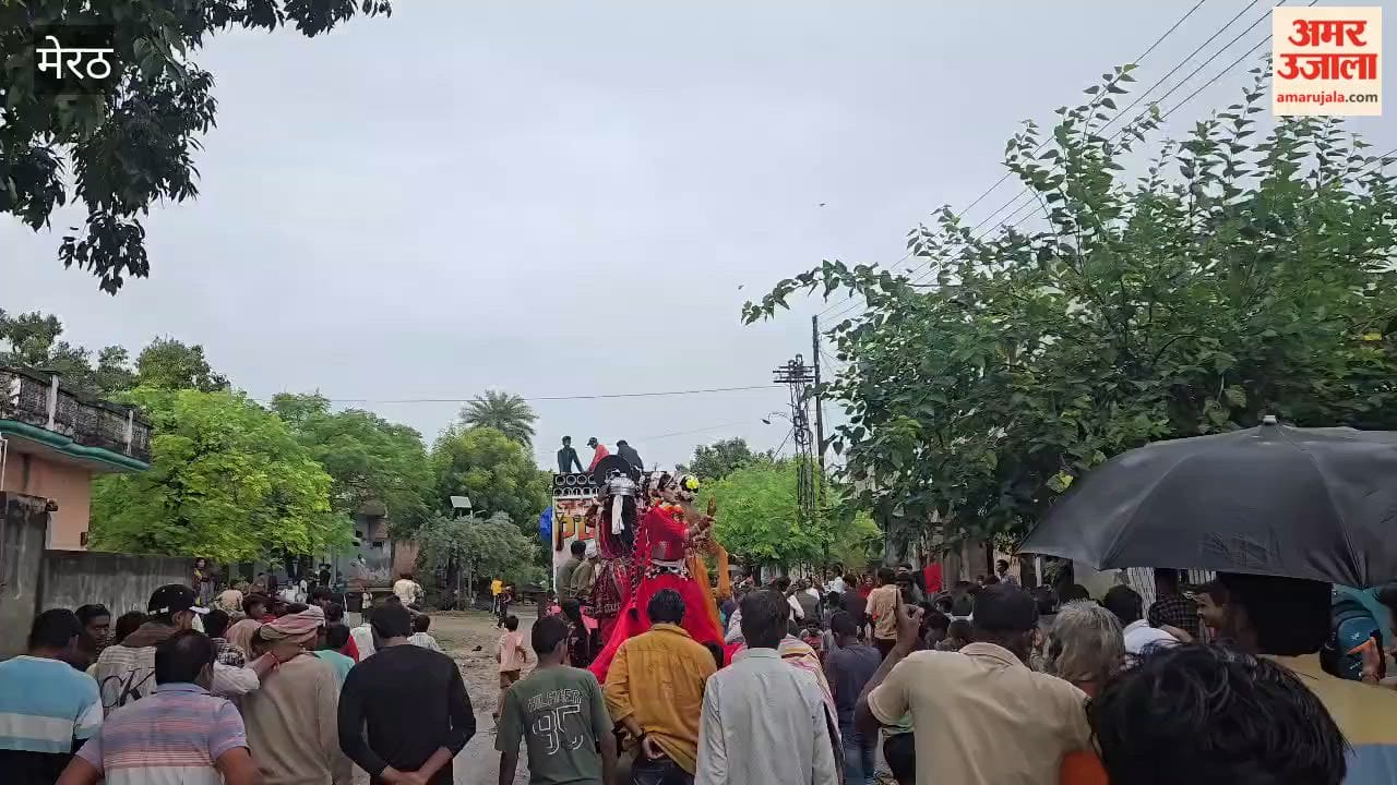 A grand tableau of Ganpati Bappa was taken out, and artists performed a dance.