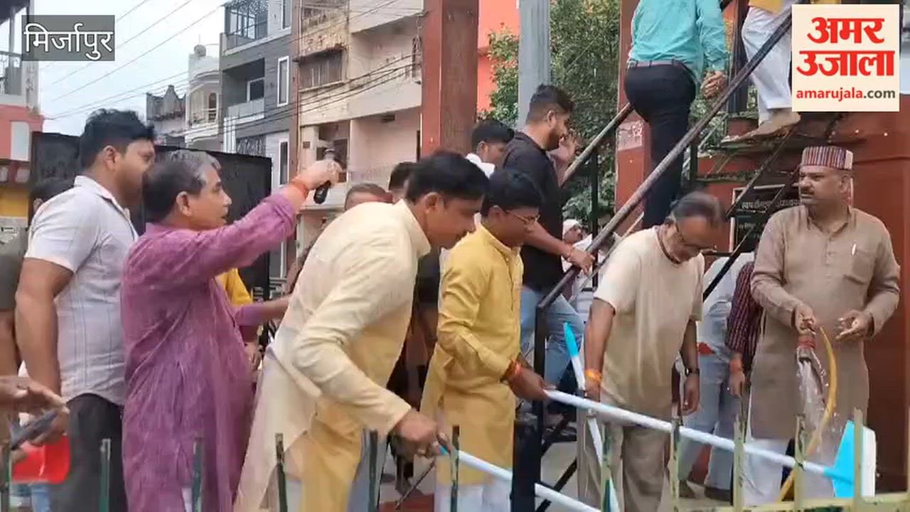 BJP workers conducted a cleanliness drive on Deen Dayal Upadhyaya Jayanti