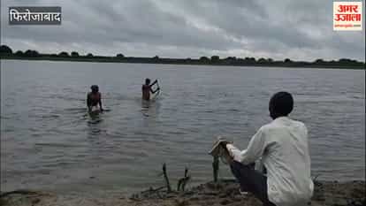 During Pitru Paksha, sons performed the water offering ritual for their ancestors.