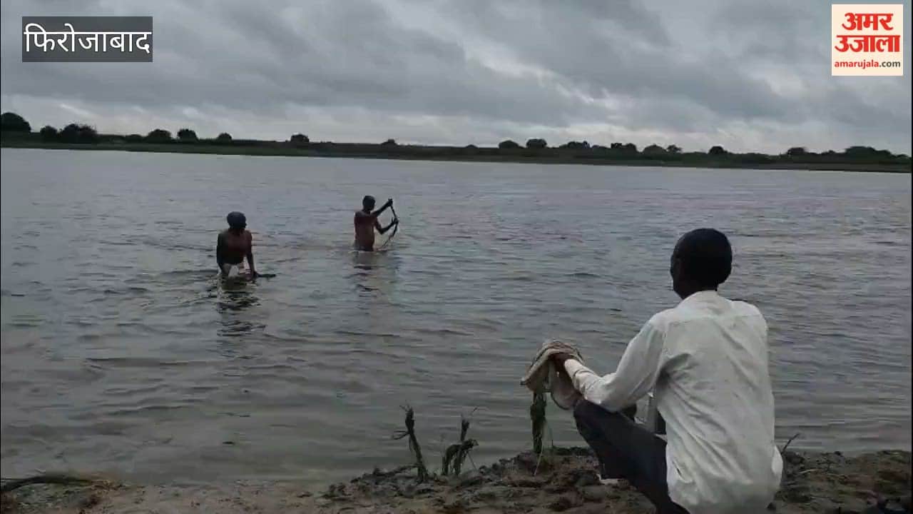 During Pitru Paksha, sons performed the water offering ritual for their ancestors.