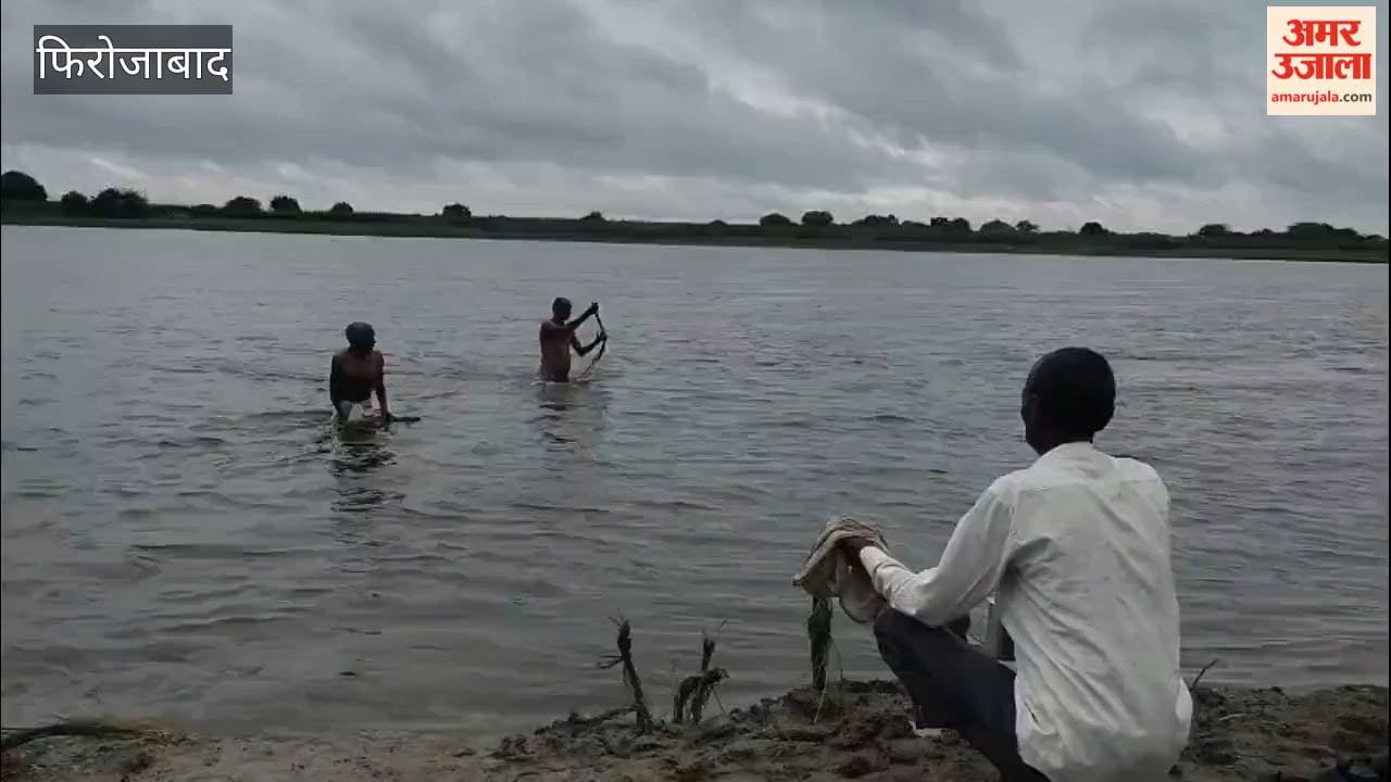 During Pitru Paksha, sons performed the water offering ritual for their ancestors.