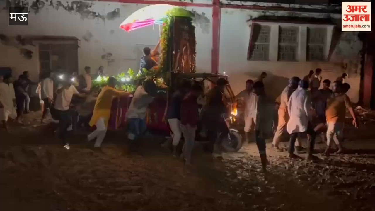 Outraged pilgrims raised slogans against municipality over poor condition of road in mau