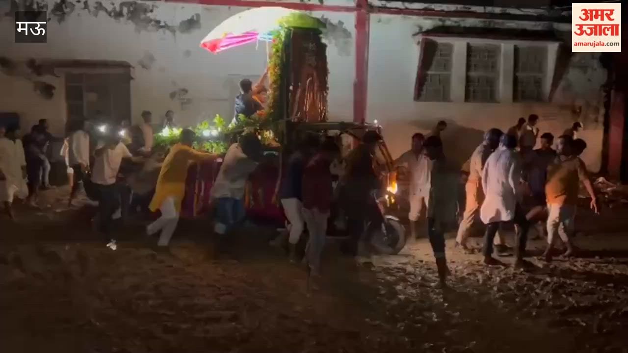 Outraged pilgrims raised slogans against municipality over poor condition of road in mau