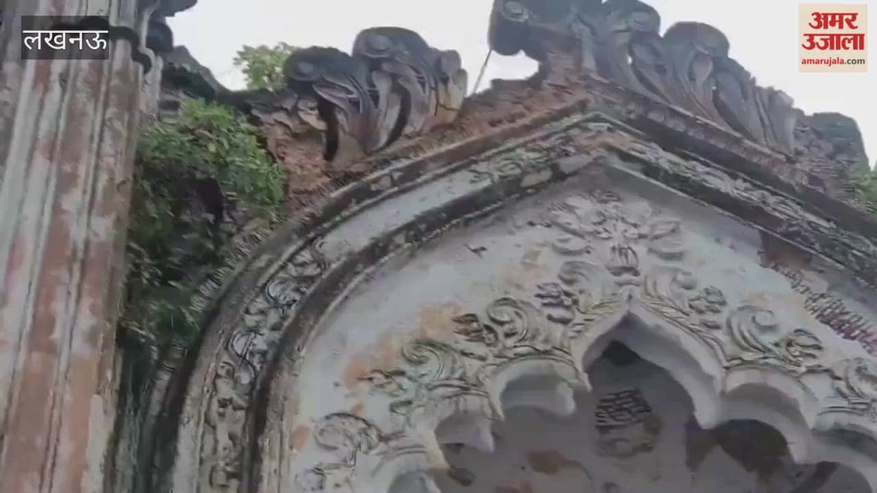 लगातार बारिश से लखनऊ के हुसैनाबाद में ऐतिहासिक गेट का छोटा हिस्सा गिरा