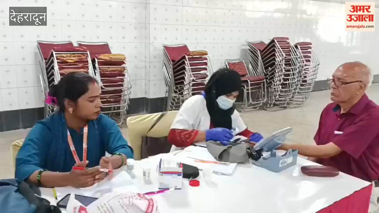 Free eye care camp doctors examined patients eyes dehradun news