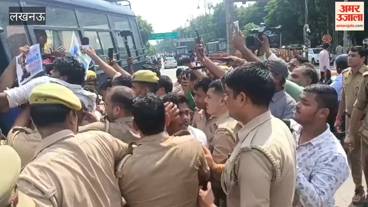 लखनऊ में सपाइयों ने ज्ञानेश कुमार के खिलाफ किया प्रदर्शन