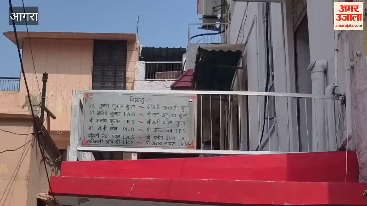 Congress Protest Outside CEC Gyanesh Kumar’s Agra Residence, Soot Smeared on Gate
