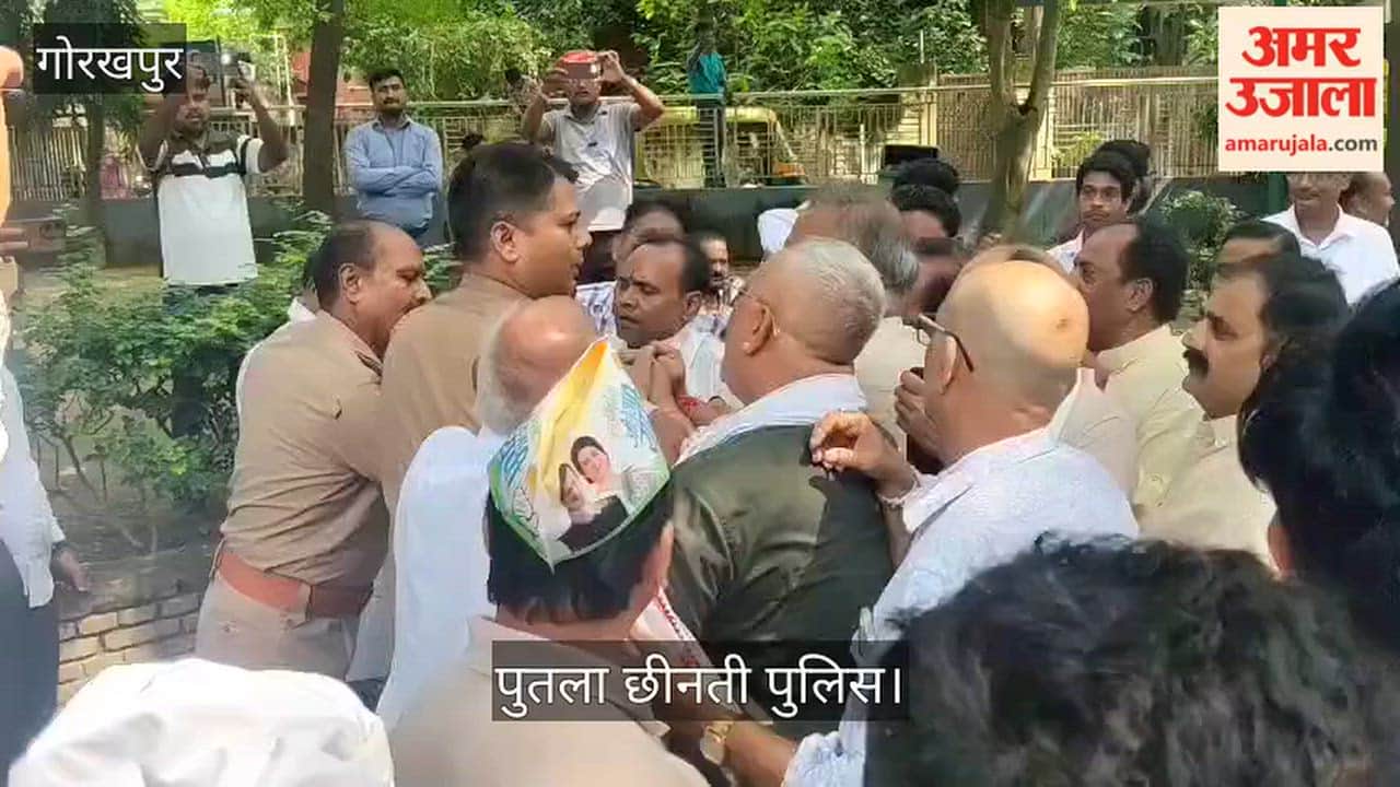 Congress workers arrived carrying an effigy of the CEC; police snatched it away.