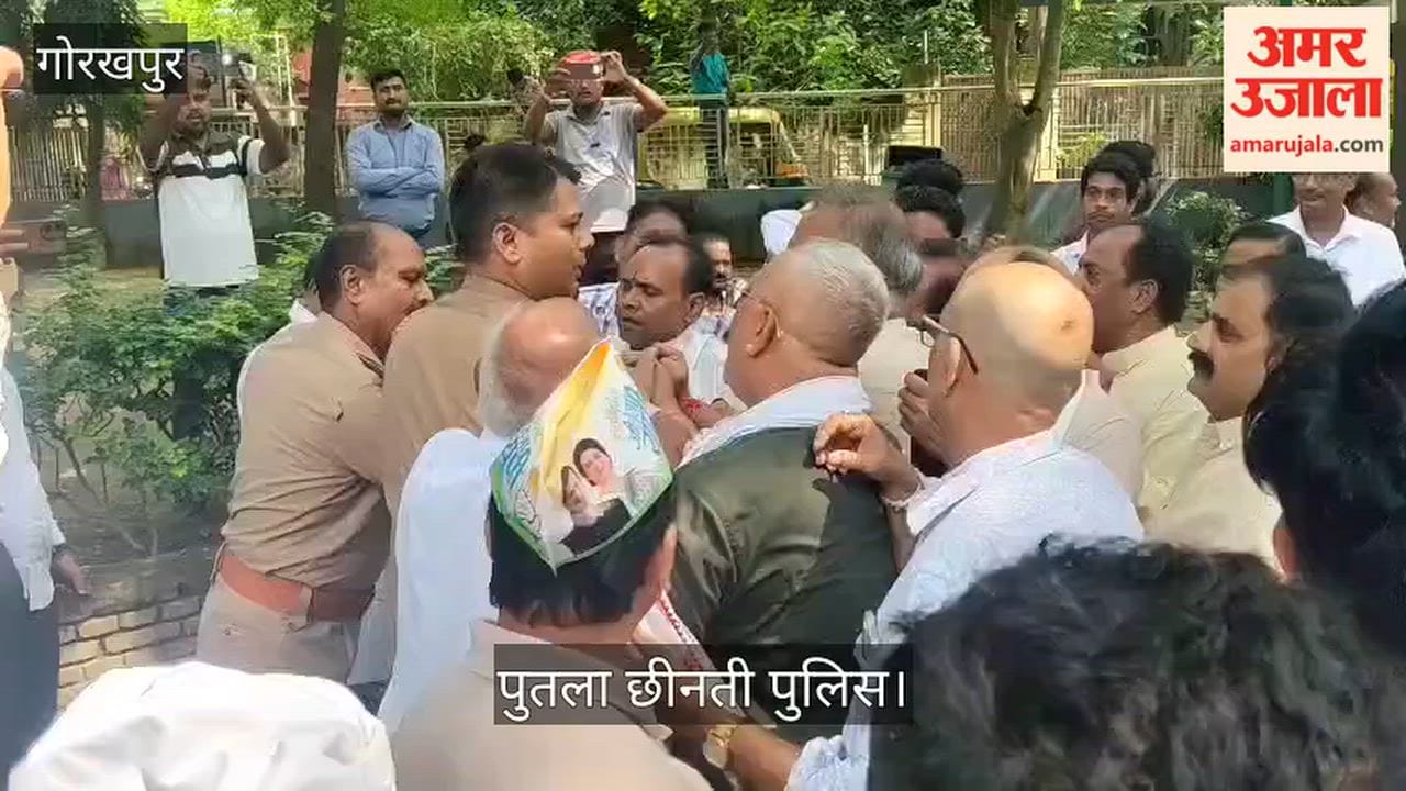 Congress workers arrived carrying an effigy of the CEC; police snatched it away.