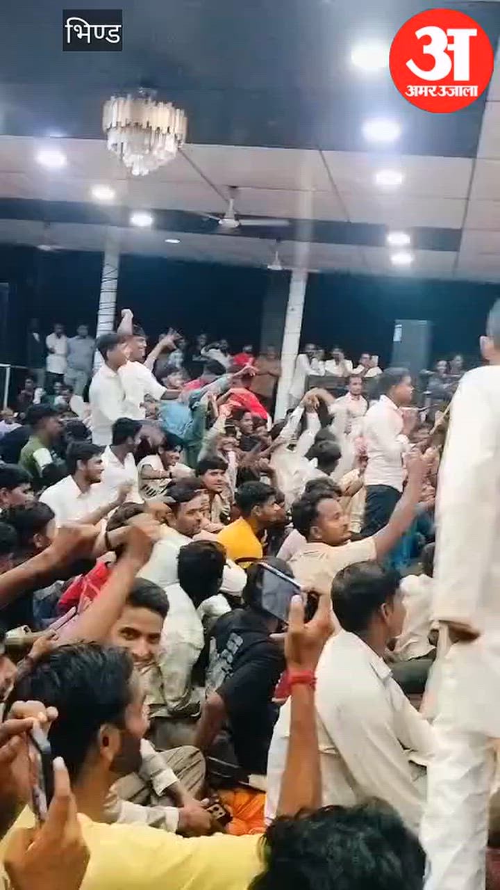 भिंड: गोरमी के जलविहार मेले का वीडियो वायरल, मंच पर महिला कलाकारों का डांस और उड़ते दिखे नोट