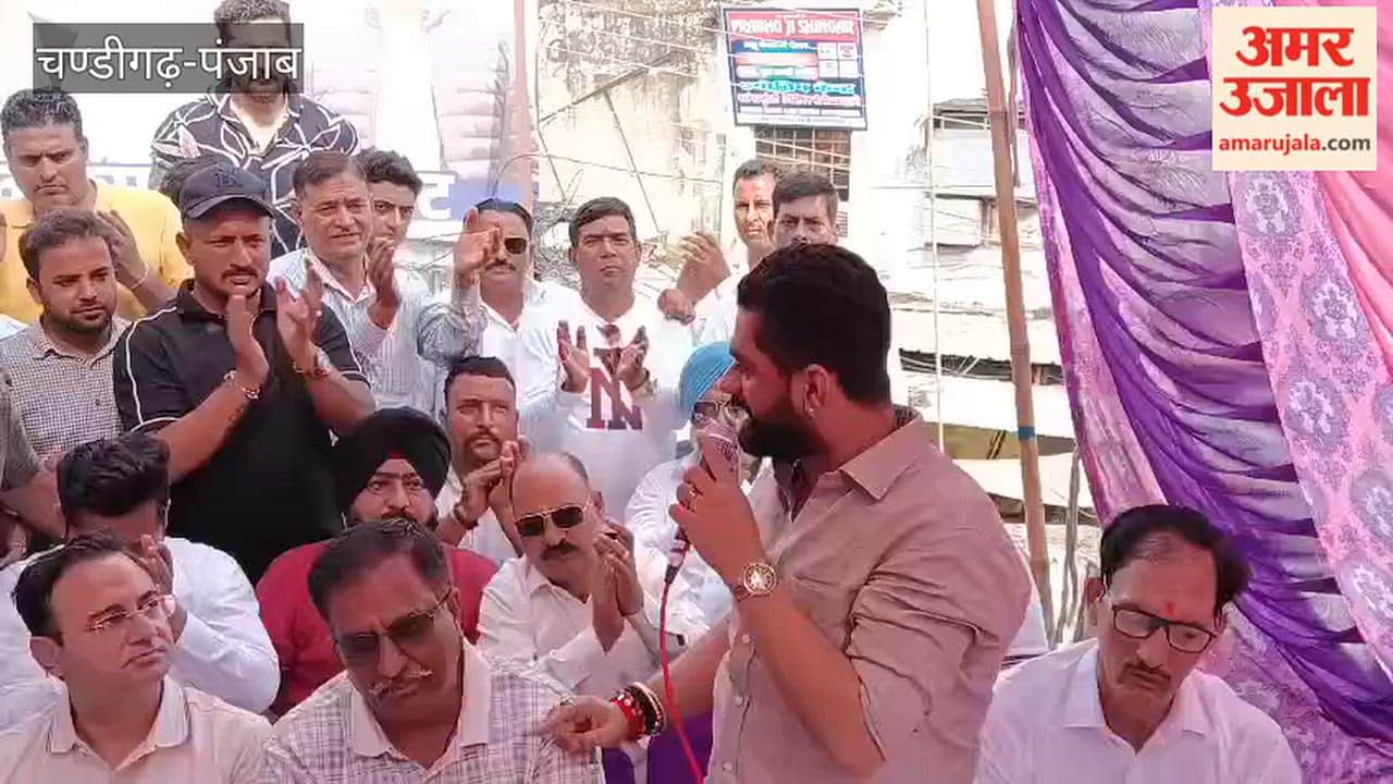 Punjab Congress co-in-charge Suraj Thakur held a meeting with party workers in Pathankot.