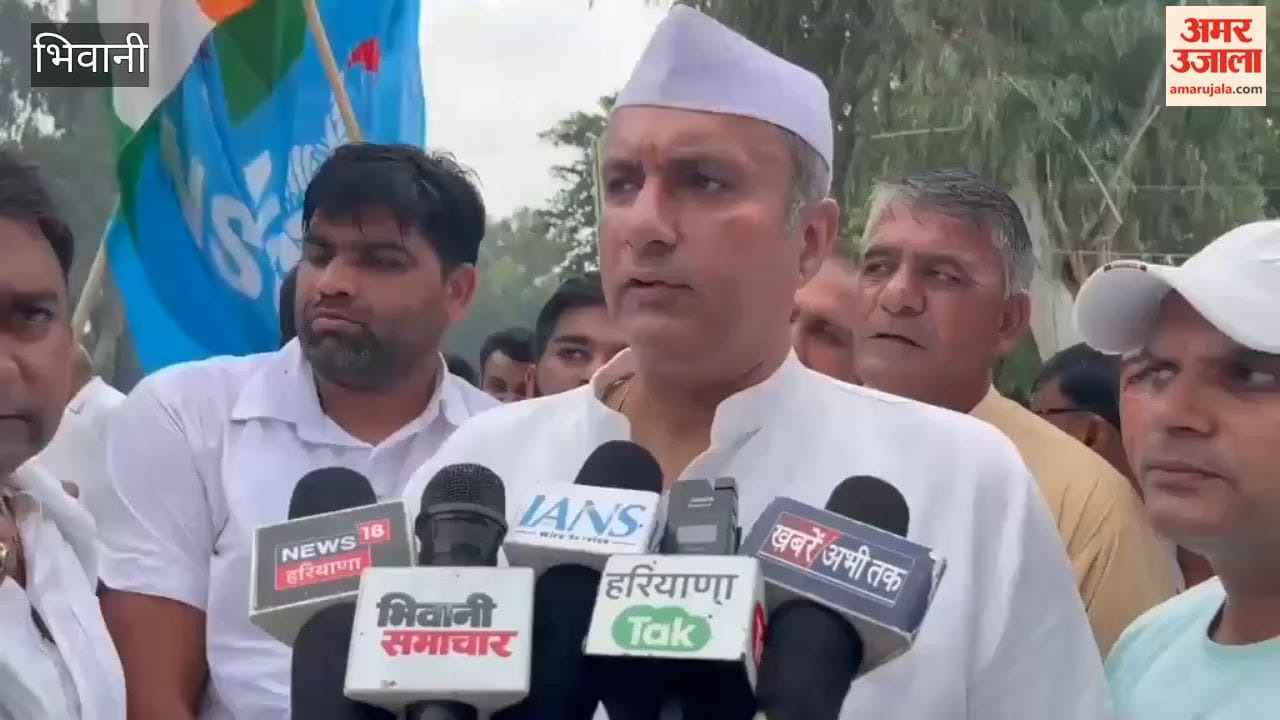 Congress protest in Bhiwani; Gyanesh Kumar symbolically handcuffed.