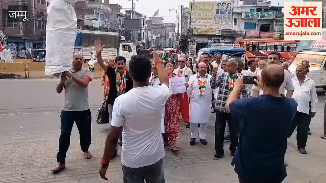 Congress holds protest in Vijaypur market