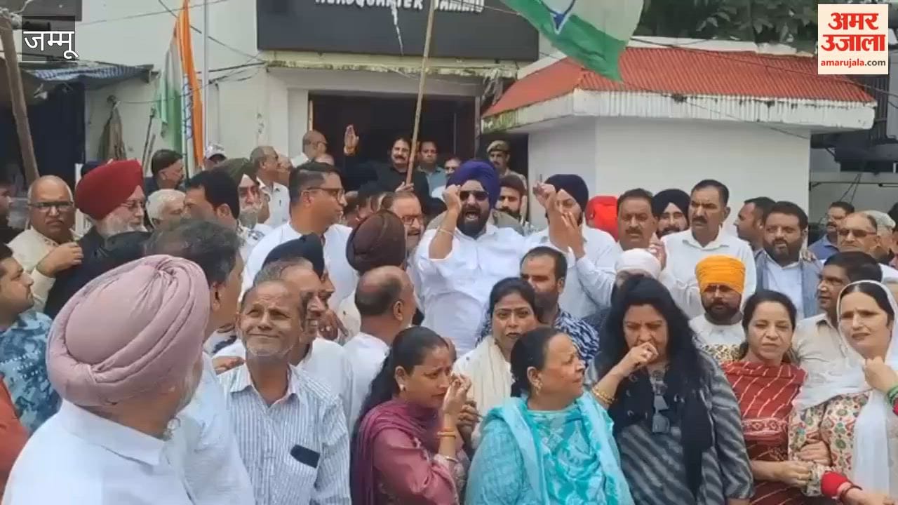 Congress holds protest at Shaheedi Chowk