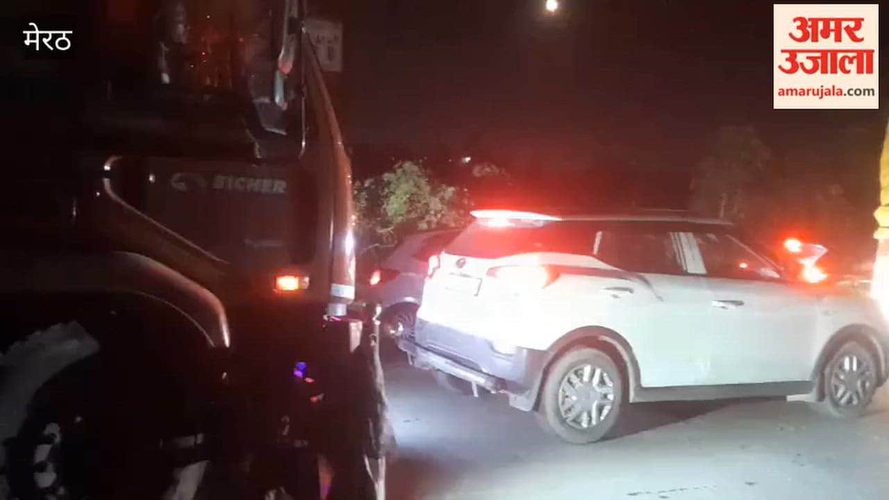 A long traffic jam formed on the Bijli Bamba Bypass late in the evening; vehicles were seen inching along.