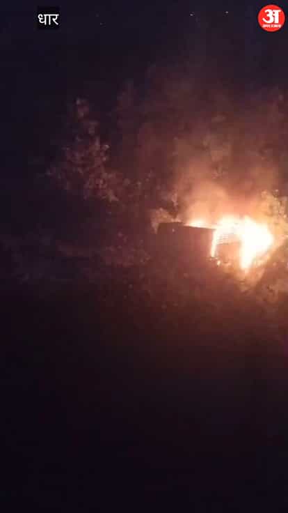 Dhar: Vehicle Breaks Railing and Plunges 50 Feet into Gorge, Cabin Catches Fire; Driver and Cleaner Escape