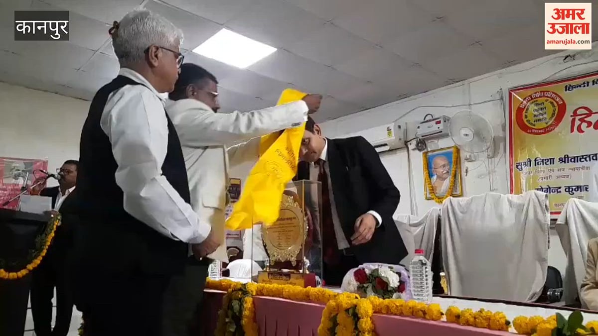 कानपुर: हिंदी पखवाड़ा समापन समारोह में निबंध प्रतियोगिता के विजेता अधिवक्ता पुरस्कृत