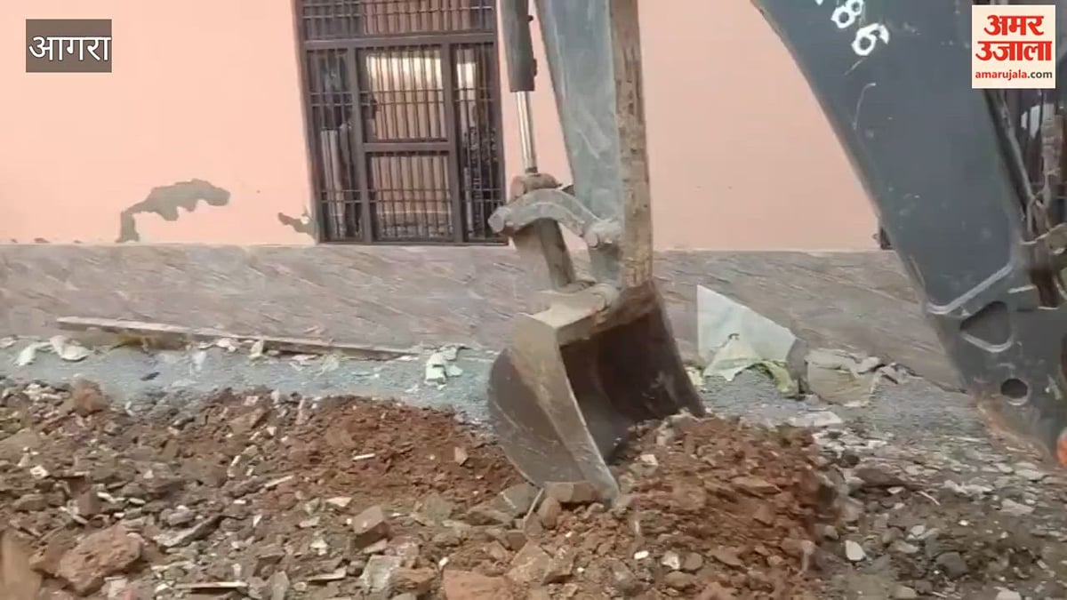 VIDEO: नगर निगम की टीम ने तोड़ा रोड पर बना 30 फीट लंबा चबूतरा, लोगों ने किया विरोध; तीखी नोकझोंक