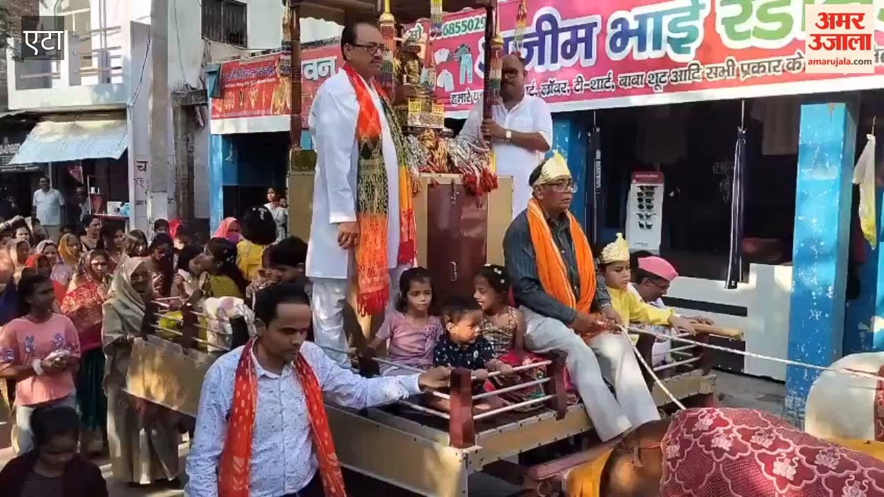 Lord Parshvanath chariot procession welcomed with shower of flowers
