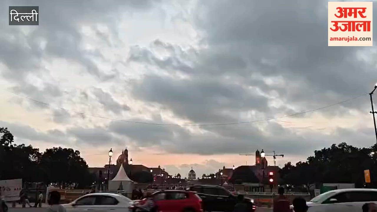 beautiful view of Rashtrapati Bhavan and India Gate from Kartavya Path in evening