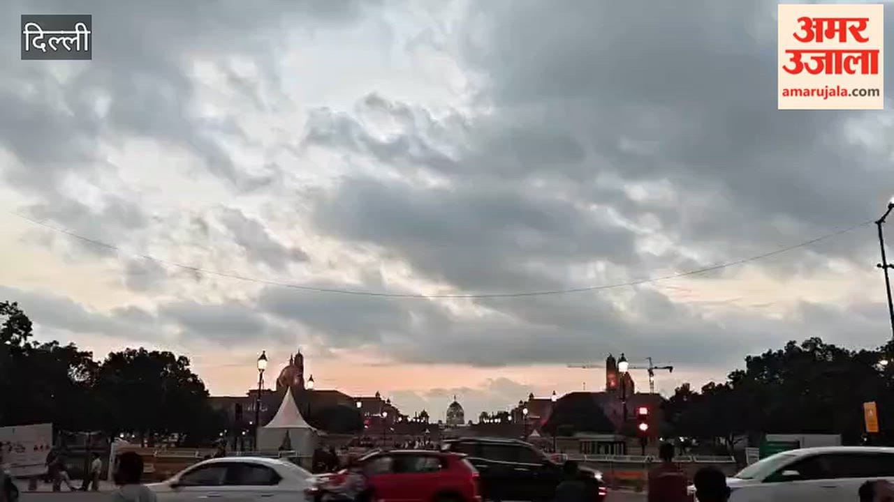 beautiful view of Rashtrapati Bhavan and India Gate from Kartavya Path in evening