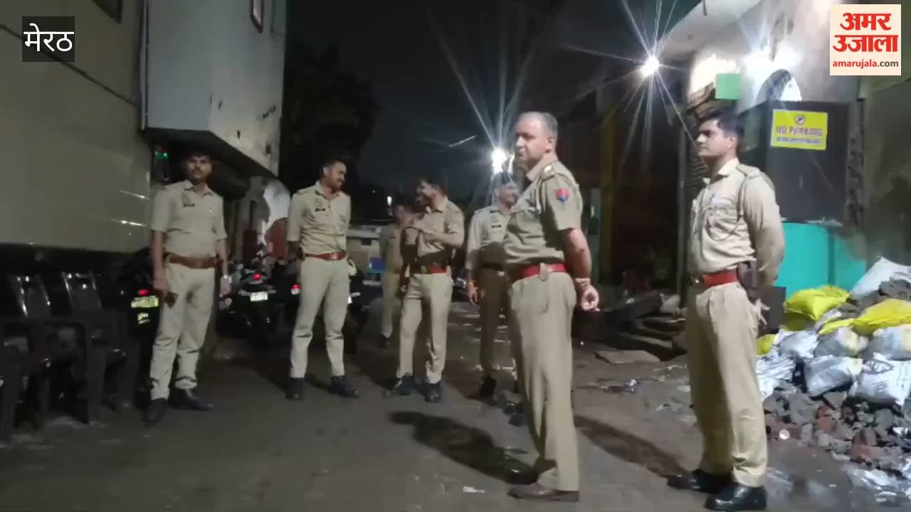 Meerut: Announcement to recite Hanuman Chalisa outside Kesarganj Mosque; police stepped up security late at night.