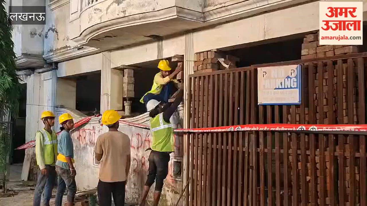 pillar of SA Apartment located at Barudkhana in Wazirganj Lucknow has become dilapidated