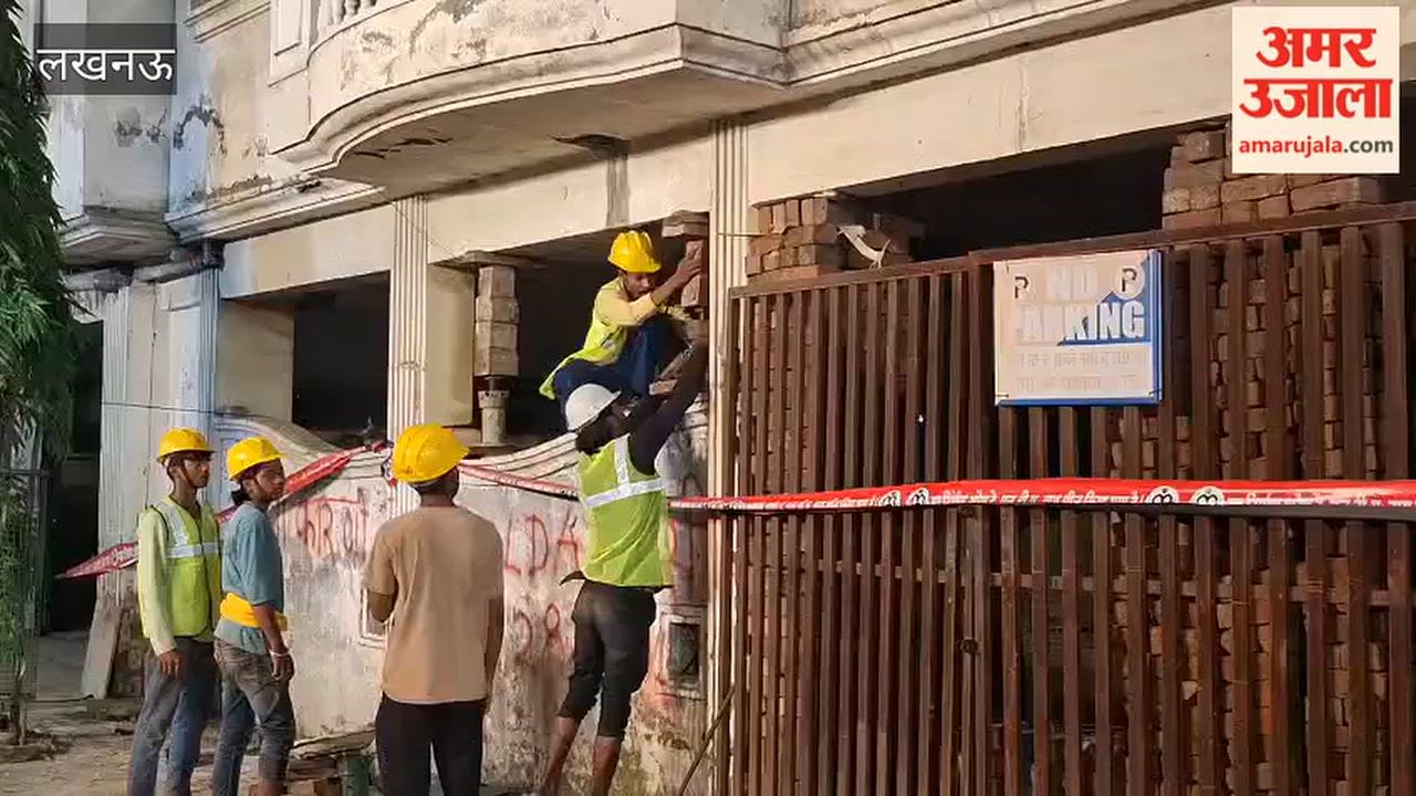 pillar of SA Apartment located at Barudkhana in Wazirganj Lucknow has become dilapidated