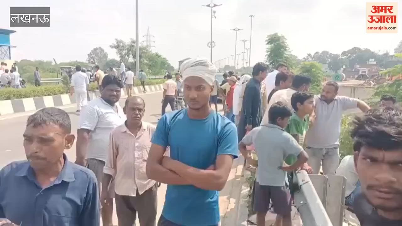लखनऊ के ठाकुरगंज क्षेत्र में जलभराव की समस्या को लेकर लोगों ने किया प्रदर्शन