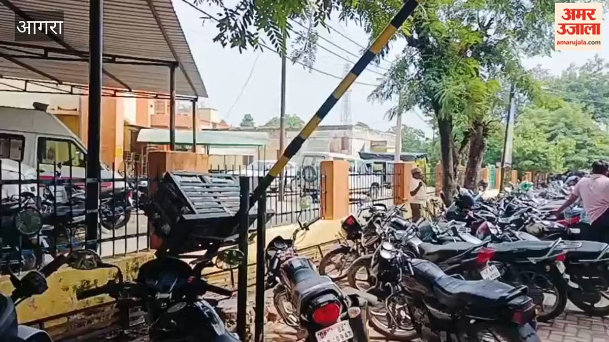 VIDEO: बैरियर लगा फिर भी नहीं रुके निजी वाहन, जिला अस्पताल में जाम से एंबुलेंस और गंभीर मरीज बेहाल