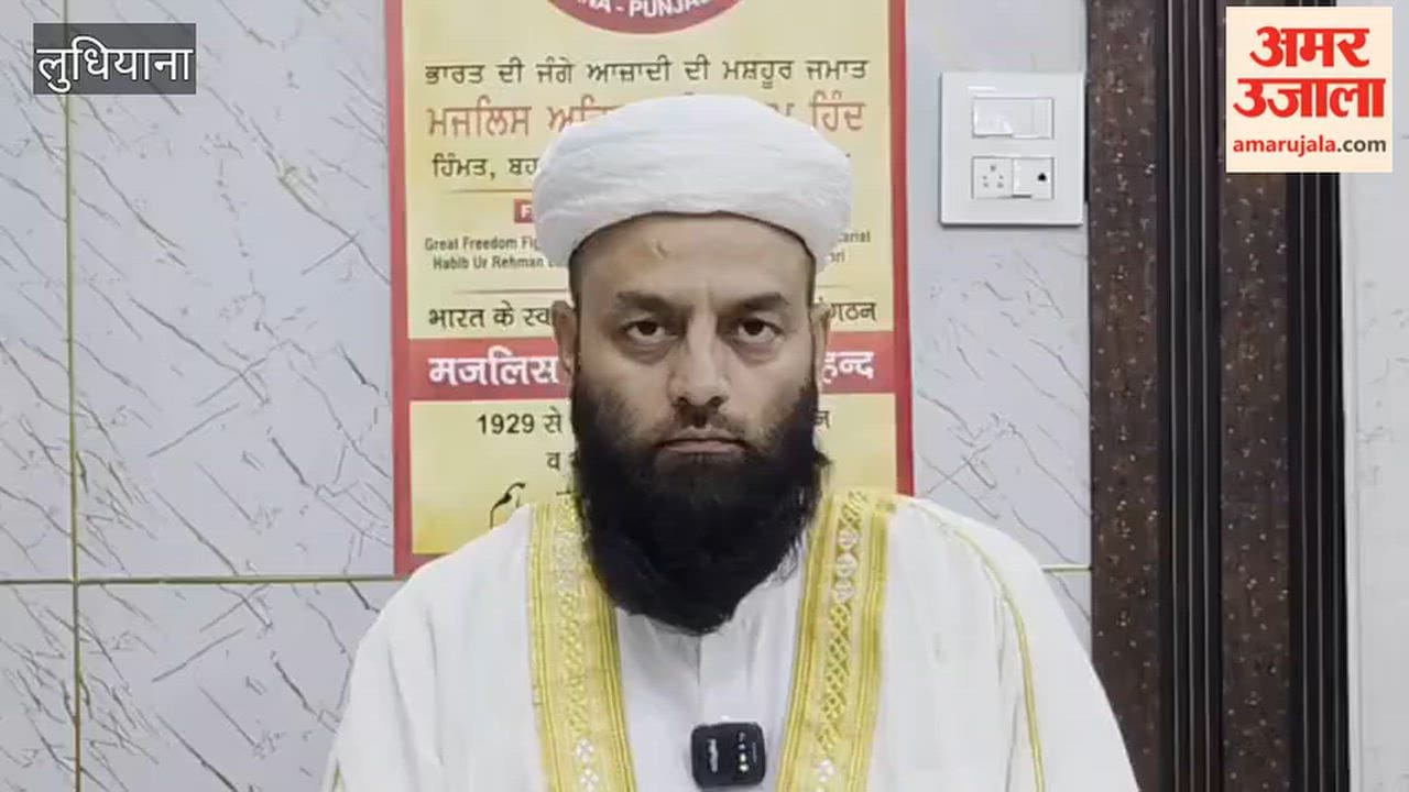 Shahi Imam lashes out at Dhirendra Shastri's statement, demands he withdraw his words.