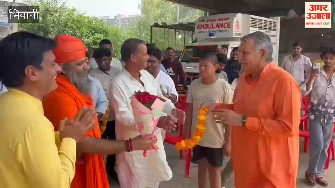 In Bhiwani, MP Dharmbir Singh gave ambulance to cow servants from personal funds