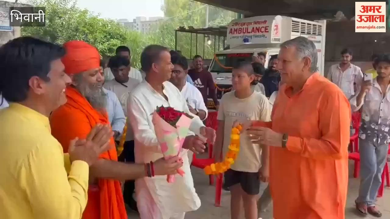 In Bhiwani, MP Dharmbir Singh gave ambulance to cow servants from personal funds