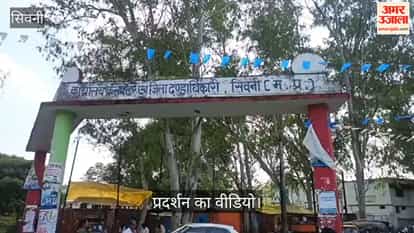 Anger erupts among cooks distressed by hunger Food cooked outside the Collectorate sit-in by 5,000 women