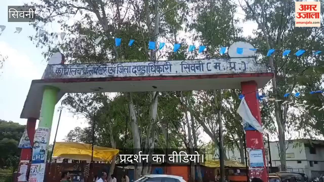 Anger erupts among cooks distressed by hunger Food cooked outside the Collectorate sit-in by 5,000 women