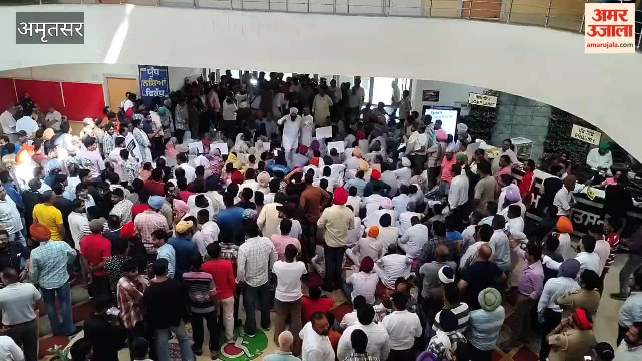 Congress councilors staged a protest against the municipal corporation and the government in Amritsar.