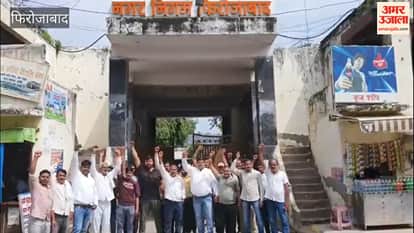 Vyapari Sena staged a protest at the Municipal Corporation demanding the reconstruction of the Clock Tower.
