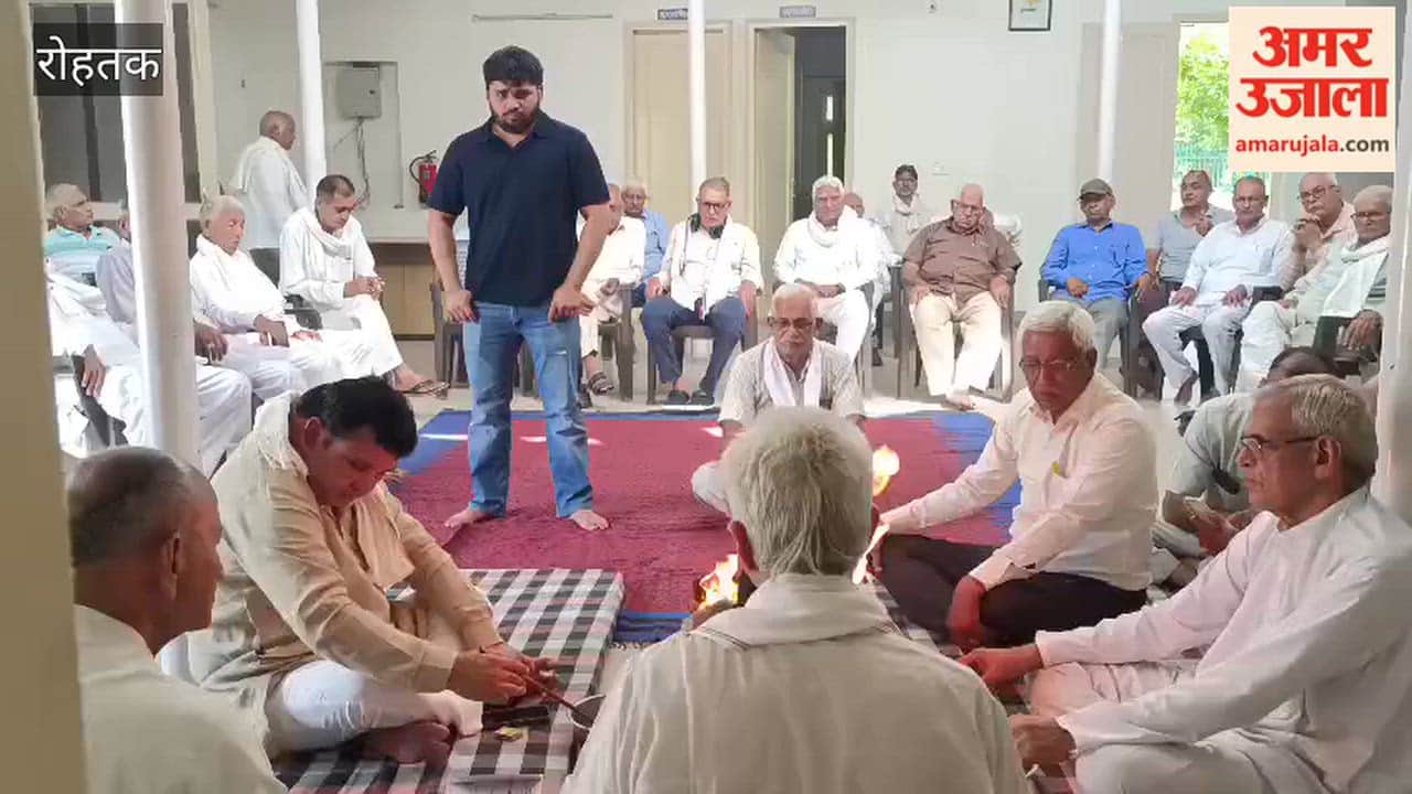 Senior citizens in Rohtak offered prayers for well-being by performing Havan at club
